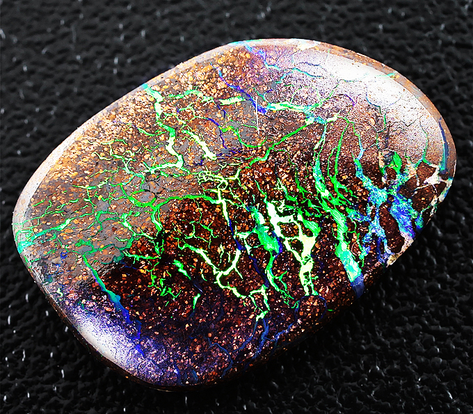 Австралийский болдер опал 8,79 карат
