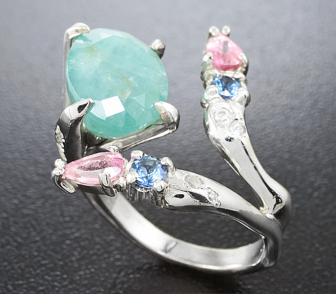 Серебро 925 Кольцо c грандидьеритом, розовыми турмалинами, бесцветными цирконами и танзанитами