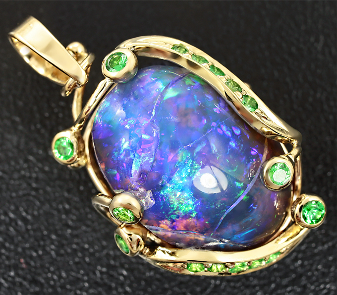 Золото Кулон с кристаллическим эфиопским опалом и цаворитами гранатами