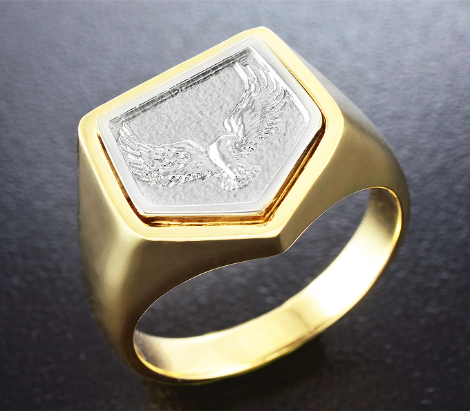 Золото Перстень-печатка из комбинированного золота