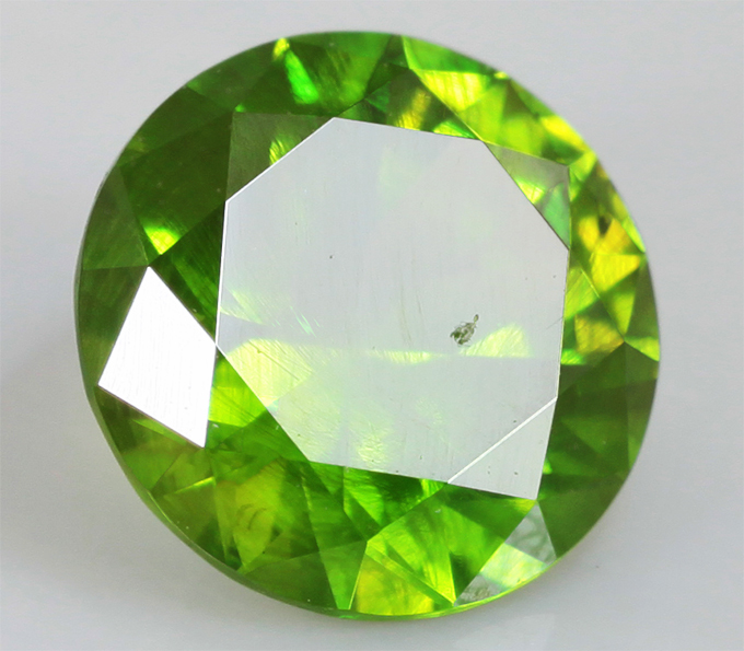 Роскошный «конский хвост»! Уральский демантоид 0,54 карат