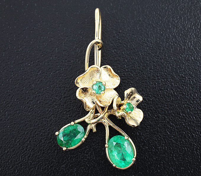 Золото Кулон с изумрудами