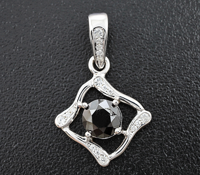 Золото Кулон с черным бриллиантом и бесцветными цирконами