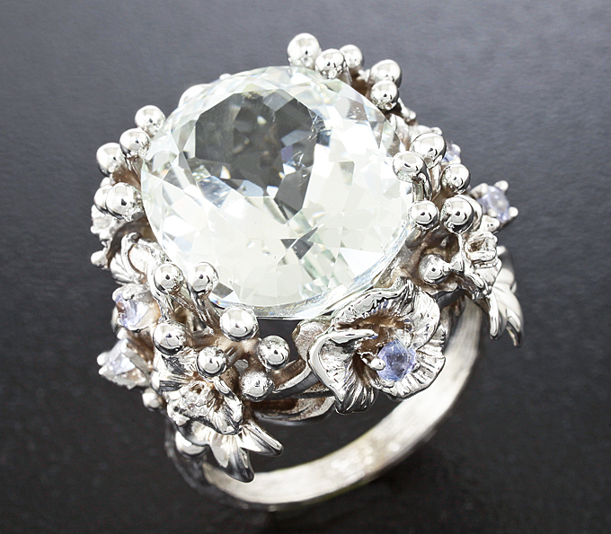 Золото Кольцо c бесцветным топазом, танзанитами и бриллиантами