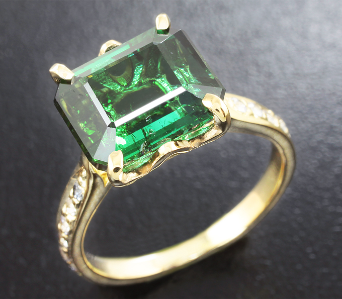 Золото Кольцо с крупным зеленым турмалином и лейкосапфирами
