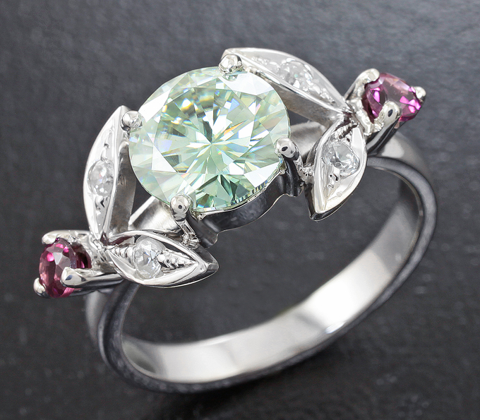 Серебро 925 Кольцо c муассанитом, родолитами гранатами и лейкосапфирами