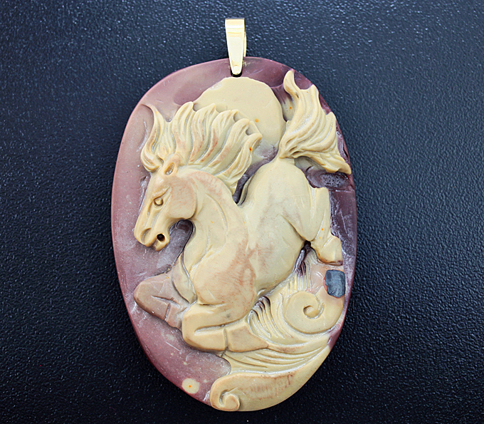 Золото Камея-подвеска «Мустанг» из цельной яшмы