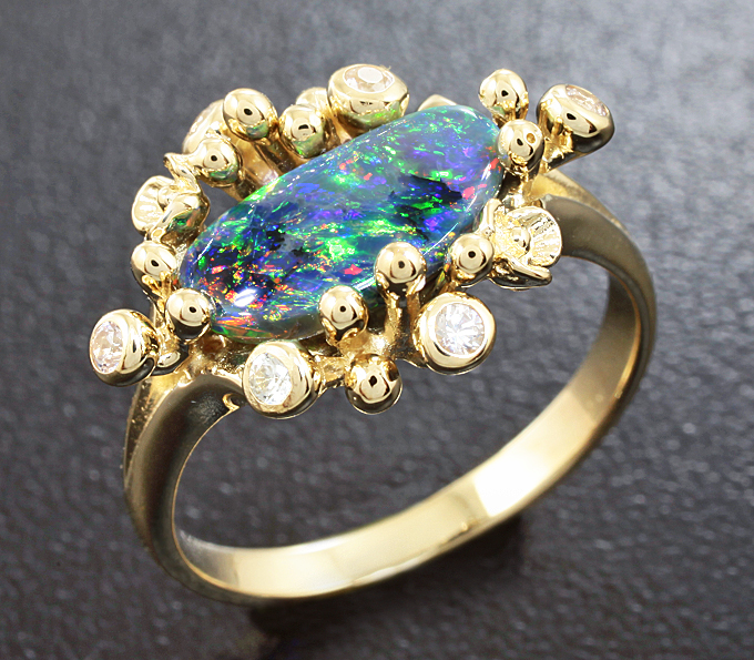 Золото Кольцо с solid опалом и лейкосапфирами