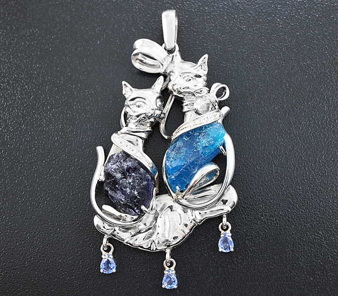 Серебро 925 Кулон с необработанными апатитом и иолитом, а также синими и бесцветными сапфирами