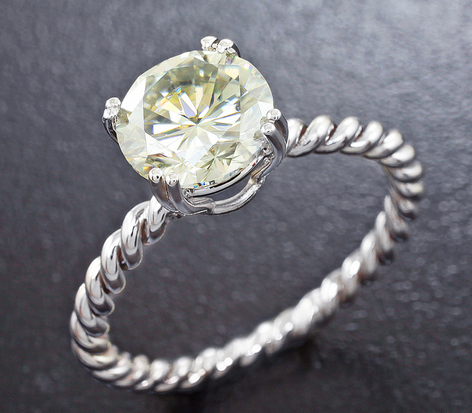 Золото Кольцо с муассанитом