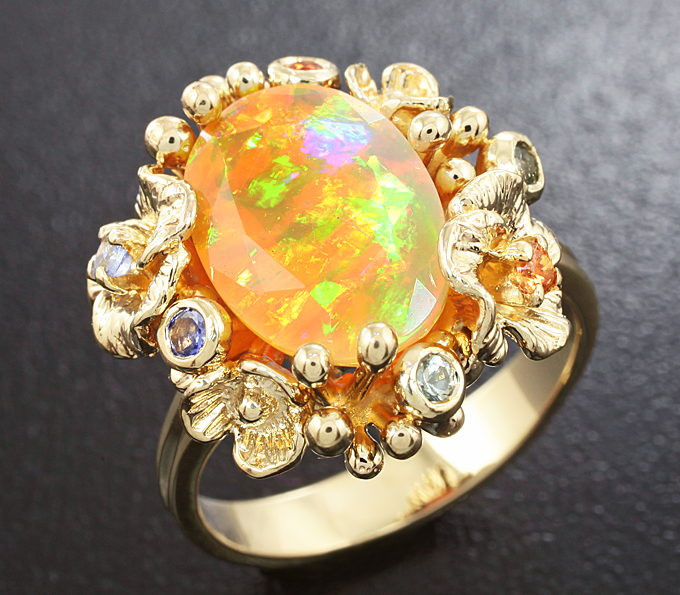 Золото Кольцо с ограненным эфиопским опалом, сапфирами и танзанитами