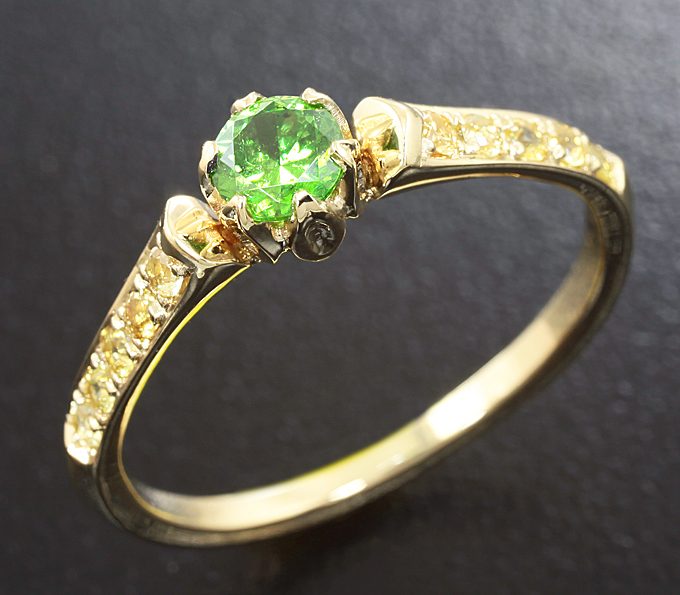 Золото Кольцо с уральским демантоидом и сапфирами