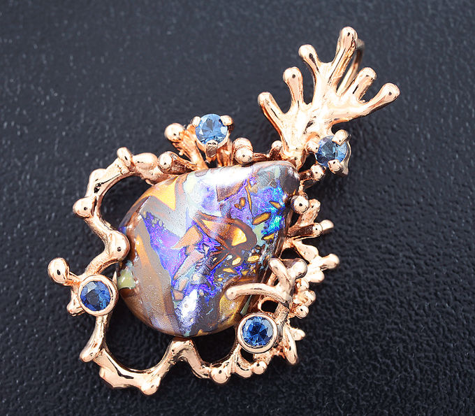 Золото Кулон с австралийским болдер опалом и синими сапфирами