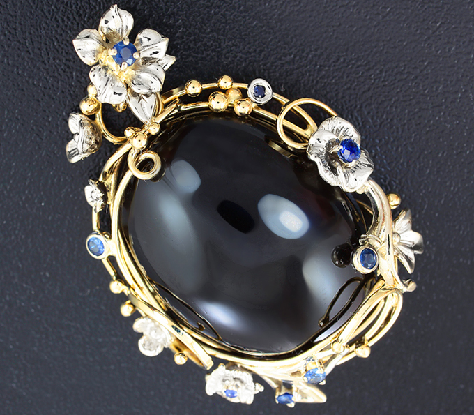 Золото Кулон с крупным черным турмалином, голубыми и синими сапфирами