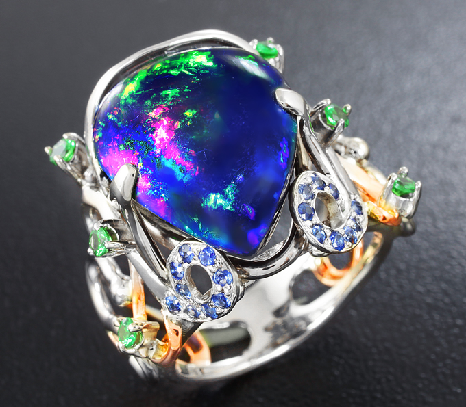 Золото Кольцо с кристаллическим черным опалом, цаворитами гранатами и голубыми сапфирами