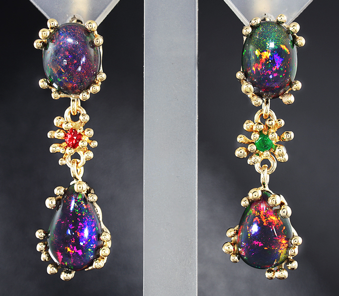 Золото Серьги с кристаллическими черными опалами, изумрудом и рубином