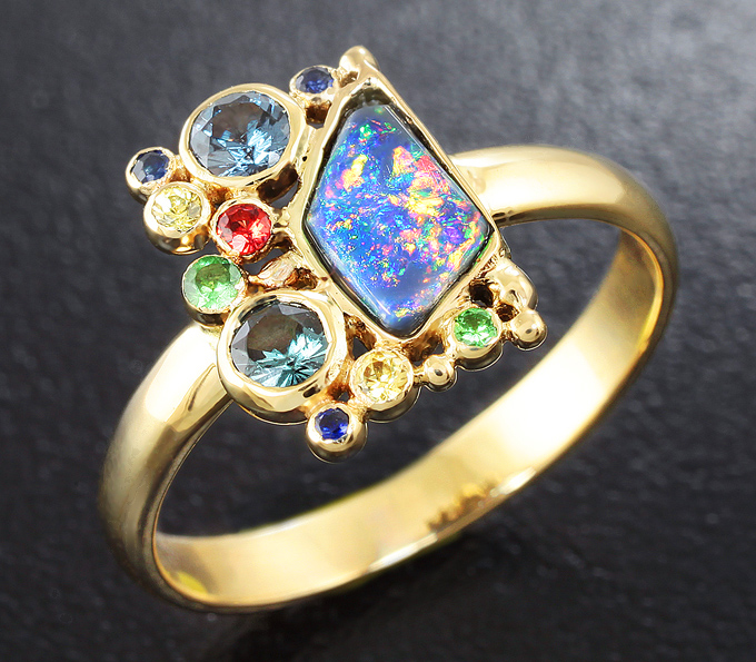 Золото Кольцо с австралийским черным опалом, гранатами со сменой цвета, разноцветными сапфирами и цаворитами гранатами