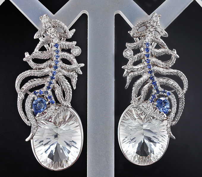 Золото Серьги с бесцветным кварцем, бриллиантами, синими и бесцветными сапфирами