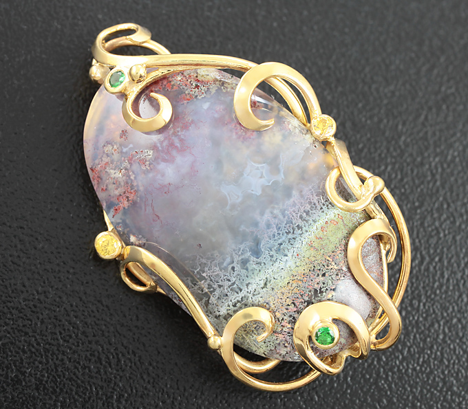 Золото Брошь/кулон с дендритическим агатом, желтыми сапфирами и цаворитами гранатами