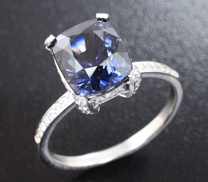 Золото Кольцо c синей шпинелью и бесцветными цирконами