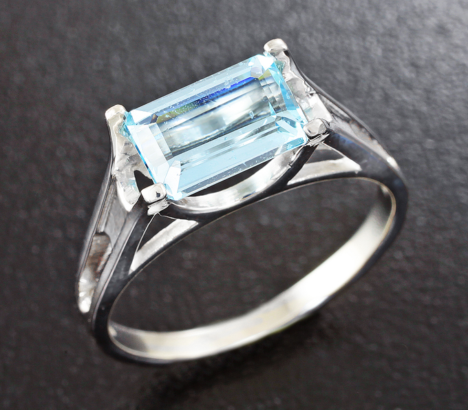 Серебро 925 Кольцо c насыщенным аквамарином