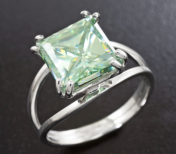 Золото Кольцо c зеленым муассанитом