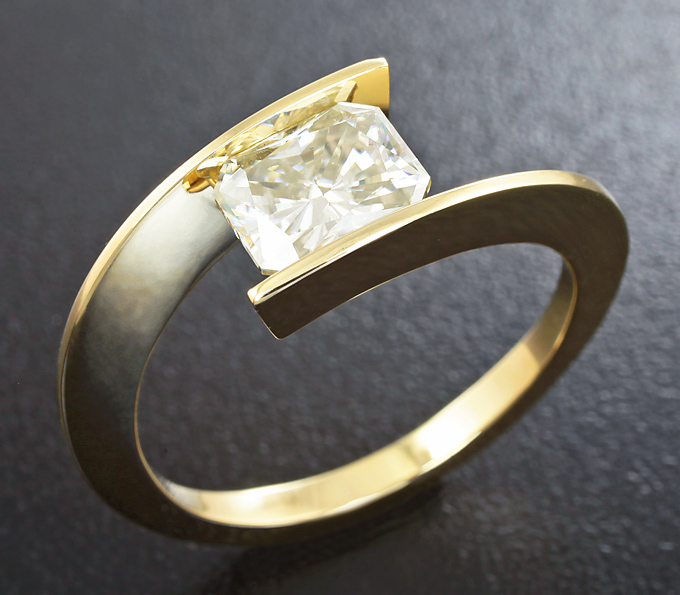 Золото Кольцо с муассанитом
