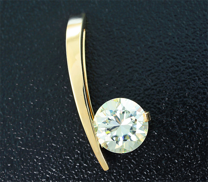 Золото Кулон с муассанитом