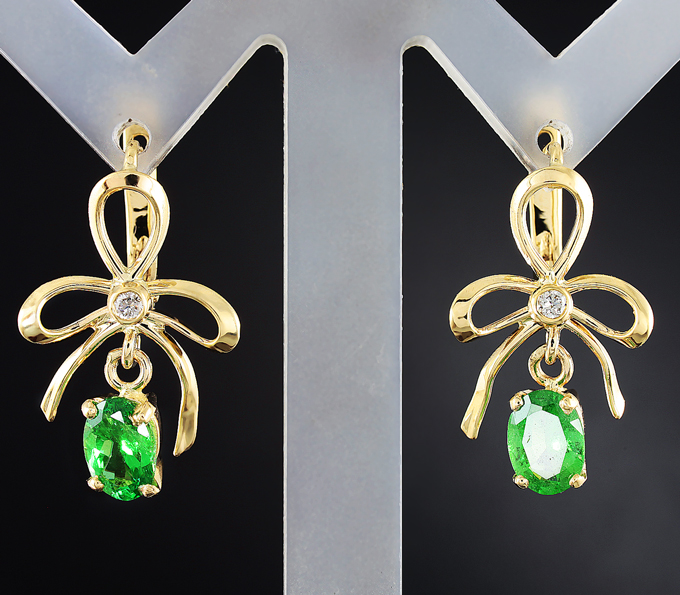 Золото Серьги с цаворитами гранатами и бриллиантами