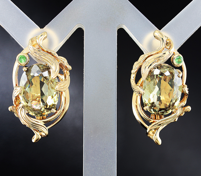 Золото Серьги с диаспорами и цаворитами гранатами