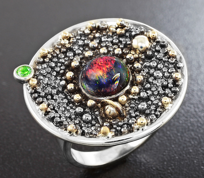 Золото Кольцо c кристаллическим черным опалом и цаворитом гранатом