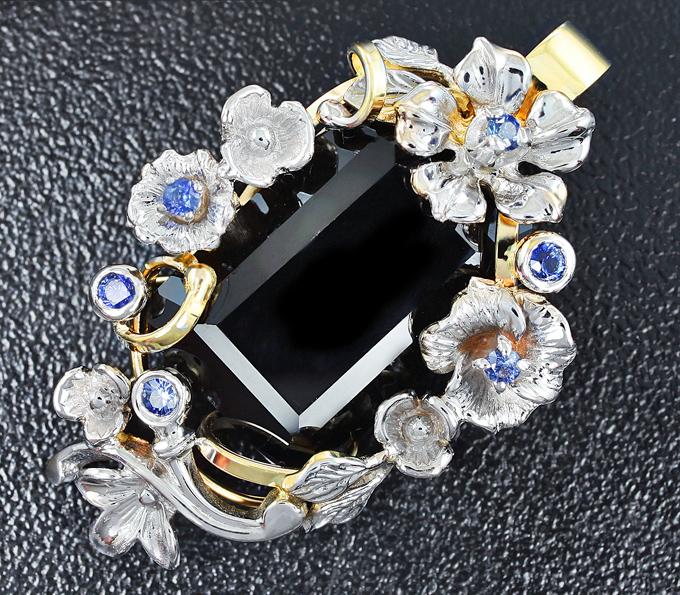 Золото Кулон с шерлом и синими сапфирами