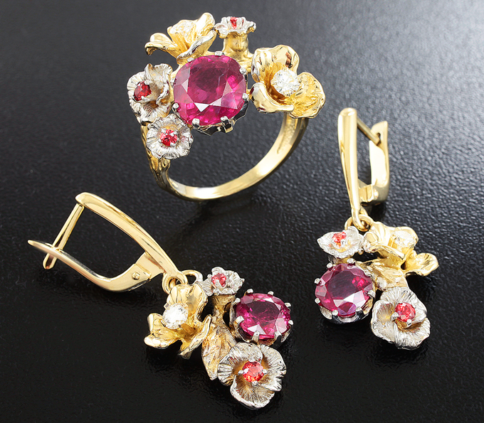 Золото Комплект с рубинами, сапфирами и бриллиантами