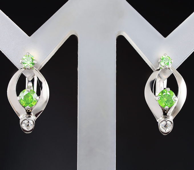 Золото Серьги с цаворитами гранатами и бесцветными цирконами