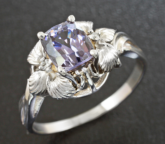 Золото Кольцо с пастельно-сиреневой шпинелью и бриллиантами