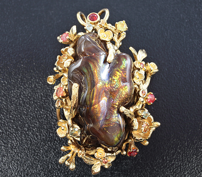 Золото Кулон с мексиканским огненным агатом и разноцветными сапфирами