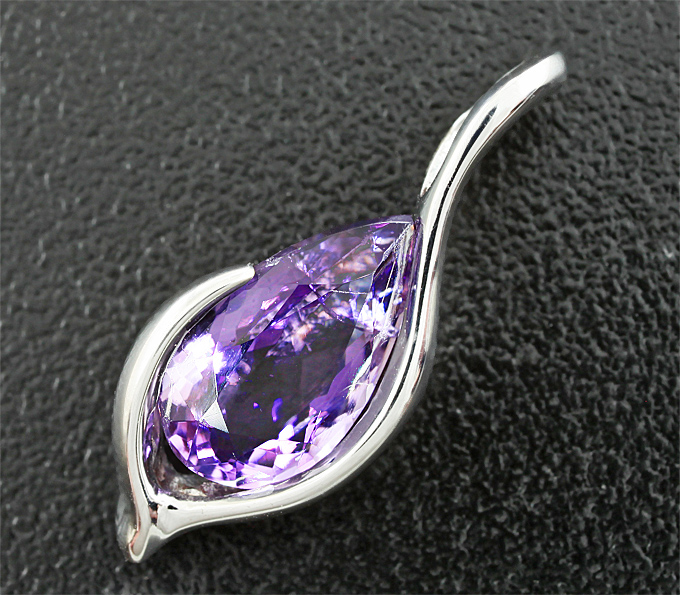 Золото Кулон с великолепным скаполитом