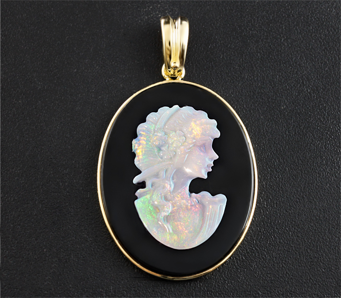 Золото Кулон с опаловой камеей