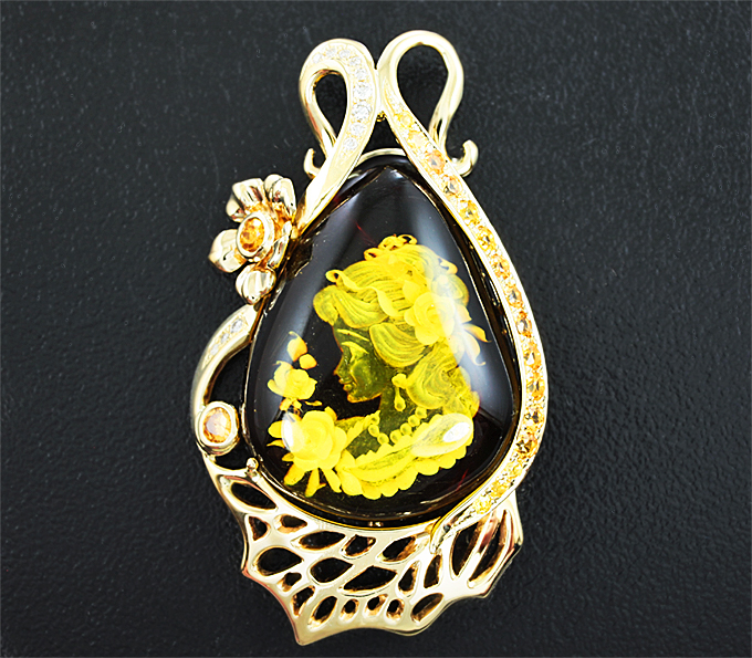 Золото Кулон с резным янтарем 11,1 карат, сапфирами и бриллиантами