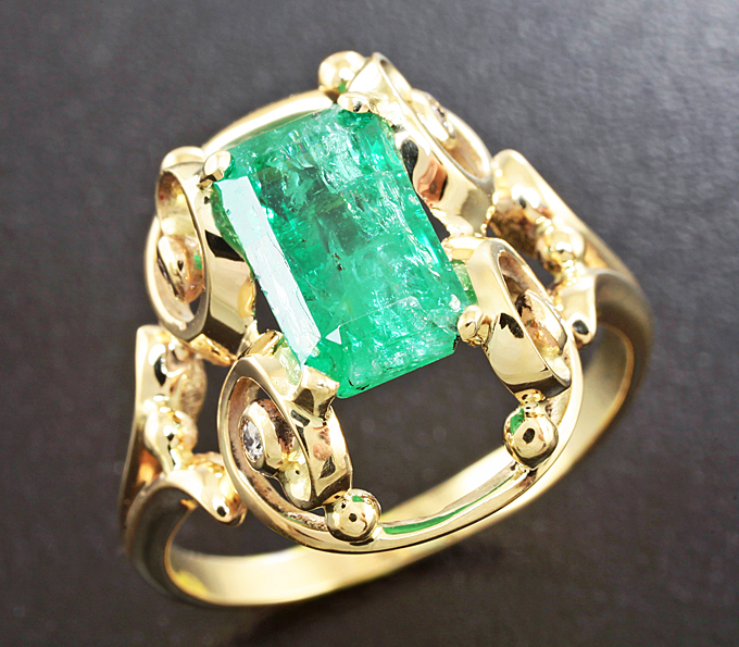 Золото Кольцо с колумбийским изумрудом и бриллиантами