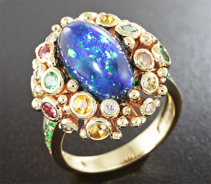 Золото Кольцо с кристаллическим черным опалом и самоцветами