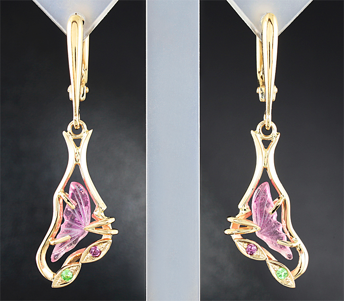 Золото Серьги с резными и ограненными рубеллитами, а также цаворитами гранатами