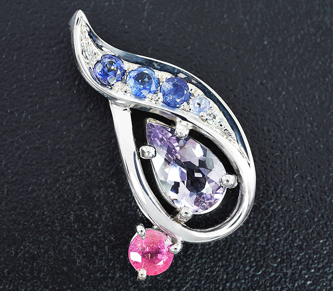 Серебро 925 Кулон с фиолетовым бериллом, пеццоттаитом, бенитоитом, танзанитами и лейкосапфиром