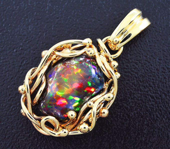 Золото Кулон с кристаллическим черным опалом