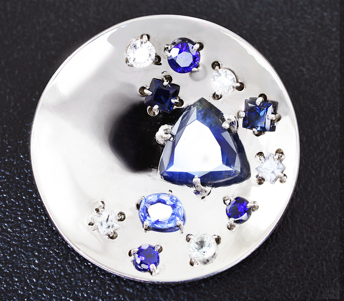 Золото Кулон с синими и бесцветными сапфирами