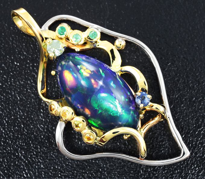 Золото Кулон с кристаллическим черным опалом, изумрудами и разноцветными сапфирами