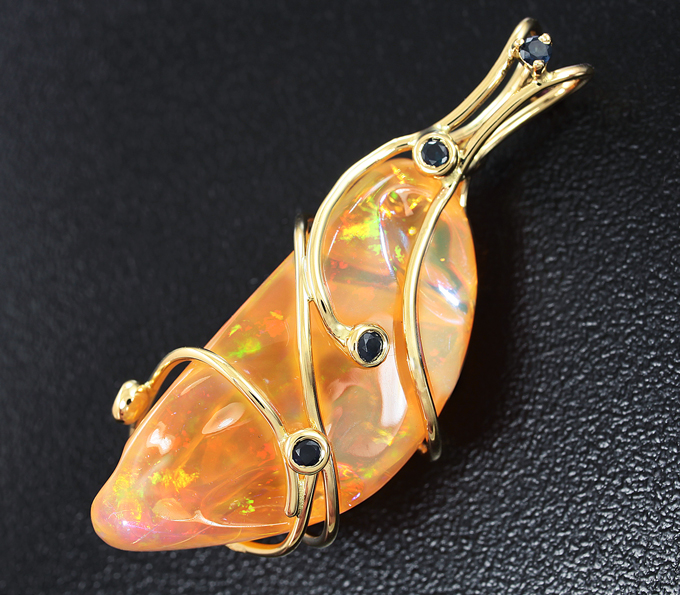 Золото Кулон с мексиканским опалом, синими и красными сапфирами