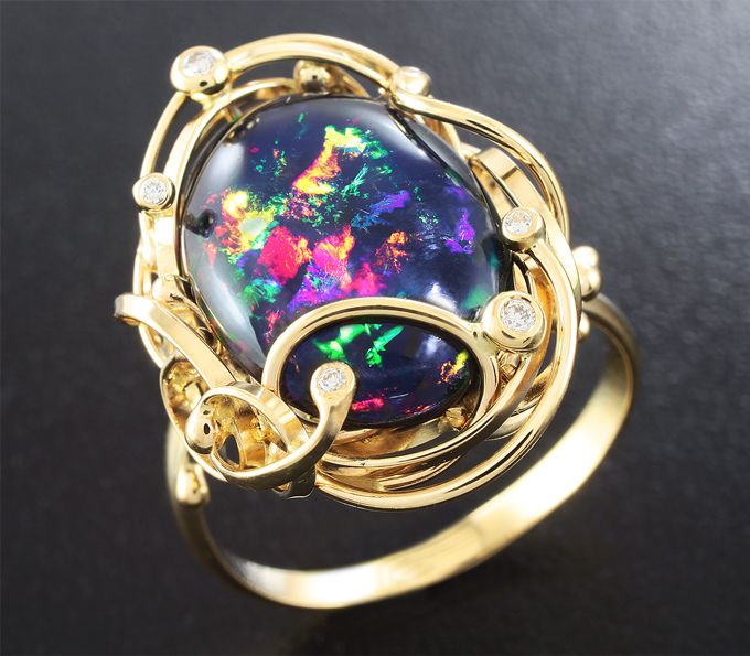 Золото Кольцо с кристаллическим черным опалом и бриллиантами