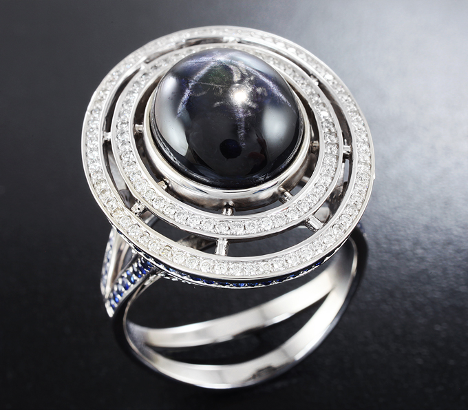 Золото Кольцо со звездчатым и синими сапфирами, а также бриллиантами