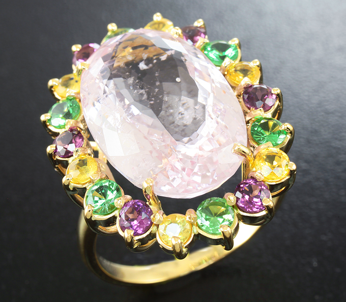 Золото Золотое кольцо с крупным морганитом, желтыми сапфирами, родолитами и цаворитами